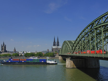 Schiff unter der Hohenzollernbrücke