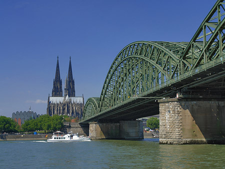 Schiff unter der Hohenzollernbrücke
