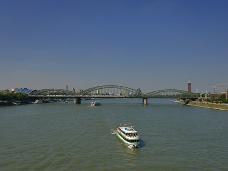 Foto Schiff vor der Hohenzollernbrücke - Köln
