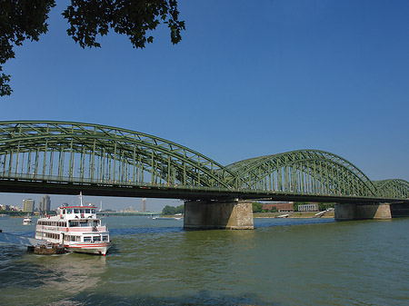 Foto Schiff vor der Hohenzollernbrücke - Köln