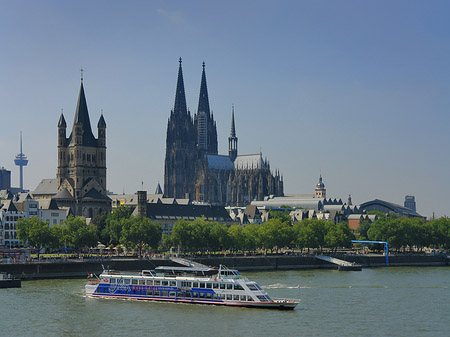 Foto Kölner Dom und Groß St Martin auf Rheinufer