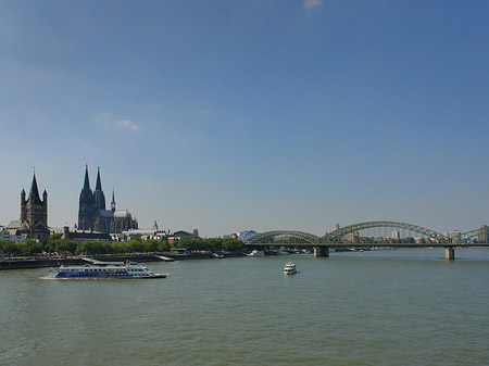 Fotos Kölner Dom und Groß St Martin auf Rheinufer