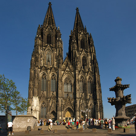 Foto Touristen tummeln sich vor Kölner Dom