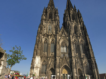 Fotos Touristen tummeln sich vor Kölner Dom