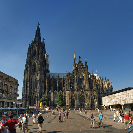 Touristen tummeln sich vor Kölner Dom