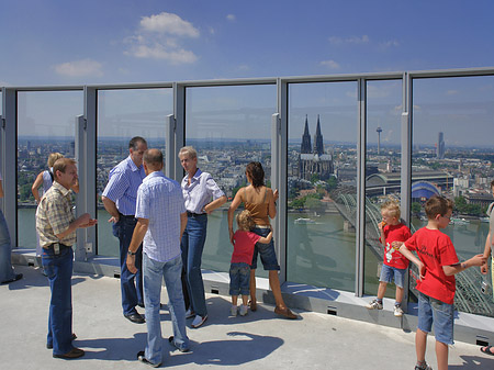 Foto Besucher gucken auf Köln