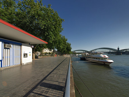 Foto Schiff fährt über den Rhein - Köln