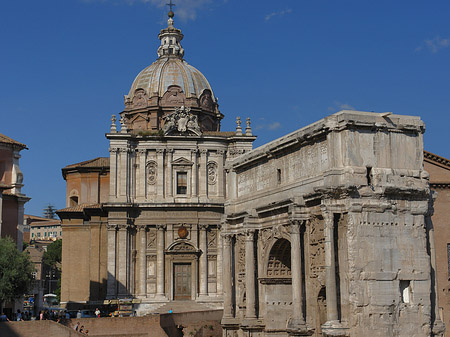 Triumphbogen mit der Santi Luca e Martina Foto 