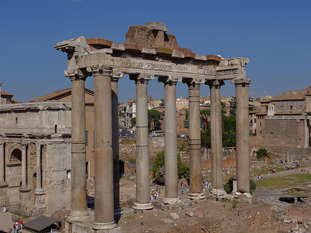 Die Rostra mit Triumphbogen