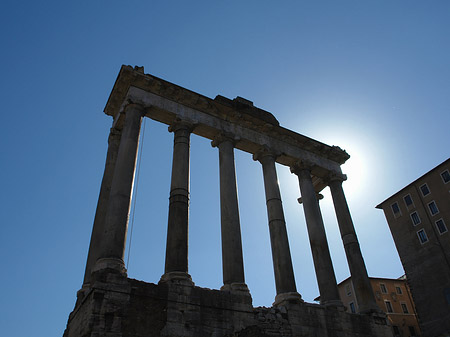 Rostra mit blauem Himmel