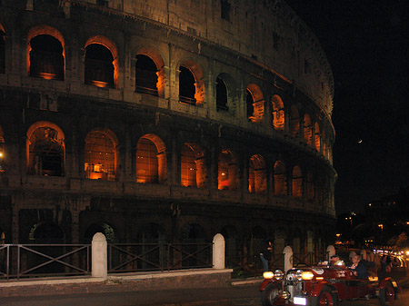 Kolosseum mit Auto