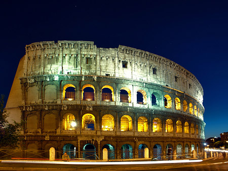 Kolosseum mit Straße