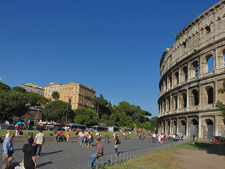 Menschen am Kolosseum