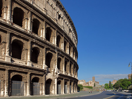 Kolosseum mit Straße Foto 