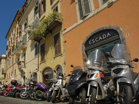 Mofas vor Escada Foto 