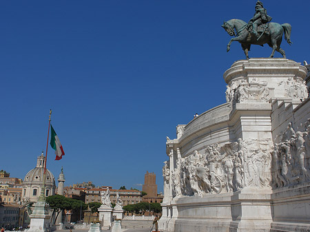 Bronzestatue von Victor Emmanuel Fotos