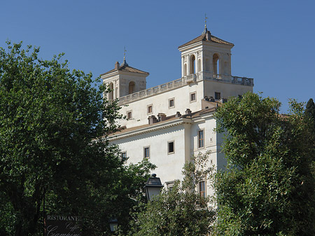 Villa hinter Bäumen Foto 