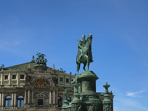 Fotos König-Johann-Statue mit Semperoper