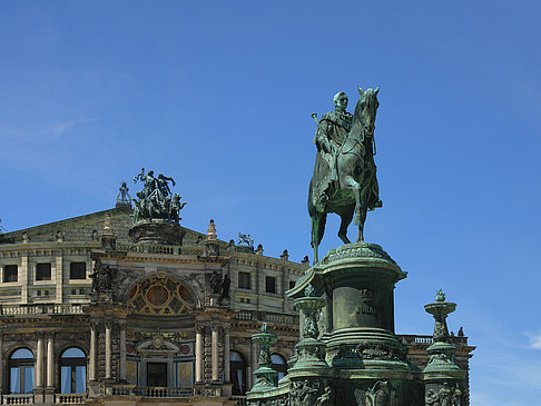 Foto König-Johann-Statue mit Semperoper