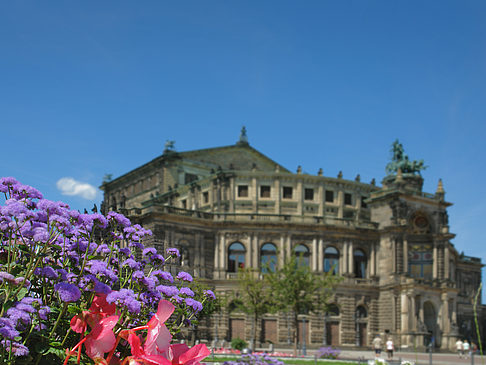 Semperoper mit Blumen