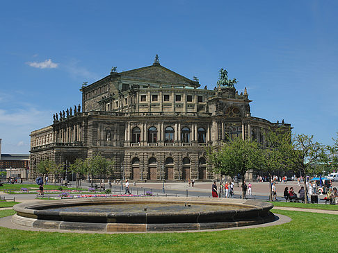 Fotos Semperoper mit Springbrunnen | Dresden