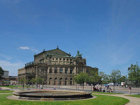 Semperoper mit Springbrunnen Foto 
