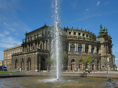 Foto Semperoper mit Springbrunnen