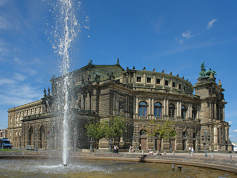 Foto Semperoper mit Springbrunnen - Dresden