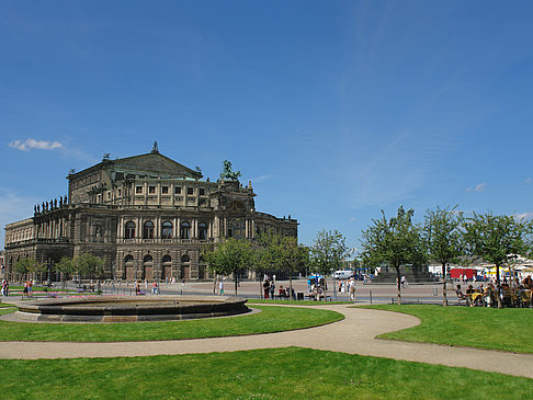Semperoper mit Springbrunnen