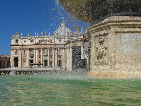 Fotos Brunnen mit Petersdom