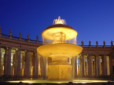 Brunnen auf dem Petersplatz Foto 