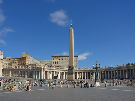 Obelisk mit dem Apostolischen Palast