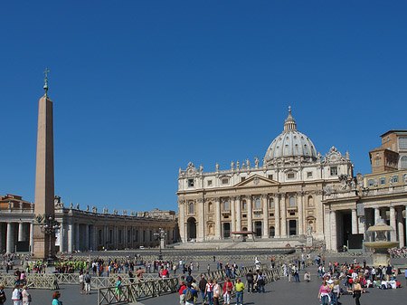 Obelisk mit dem Petersdom Foto 