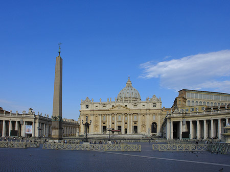 Obelisk mit dem Petersdom