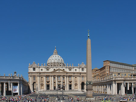Obelisk mit dem Petersdom
