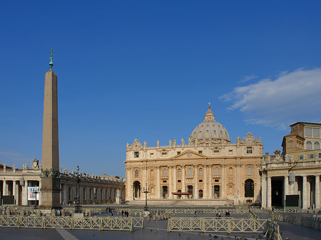 Foto Obelisk mit dem Petersdom