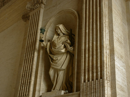 Fotos Statuen am Petersplatz